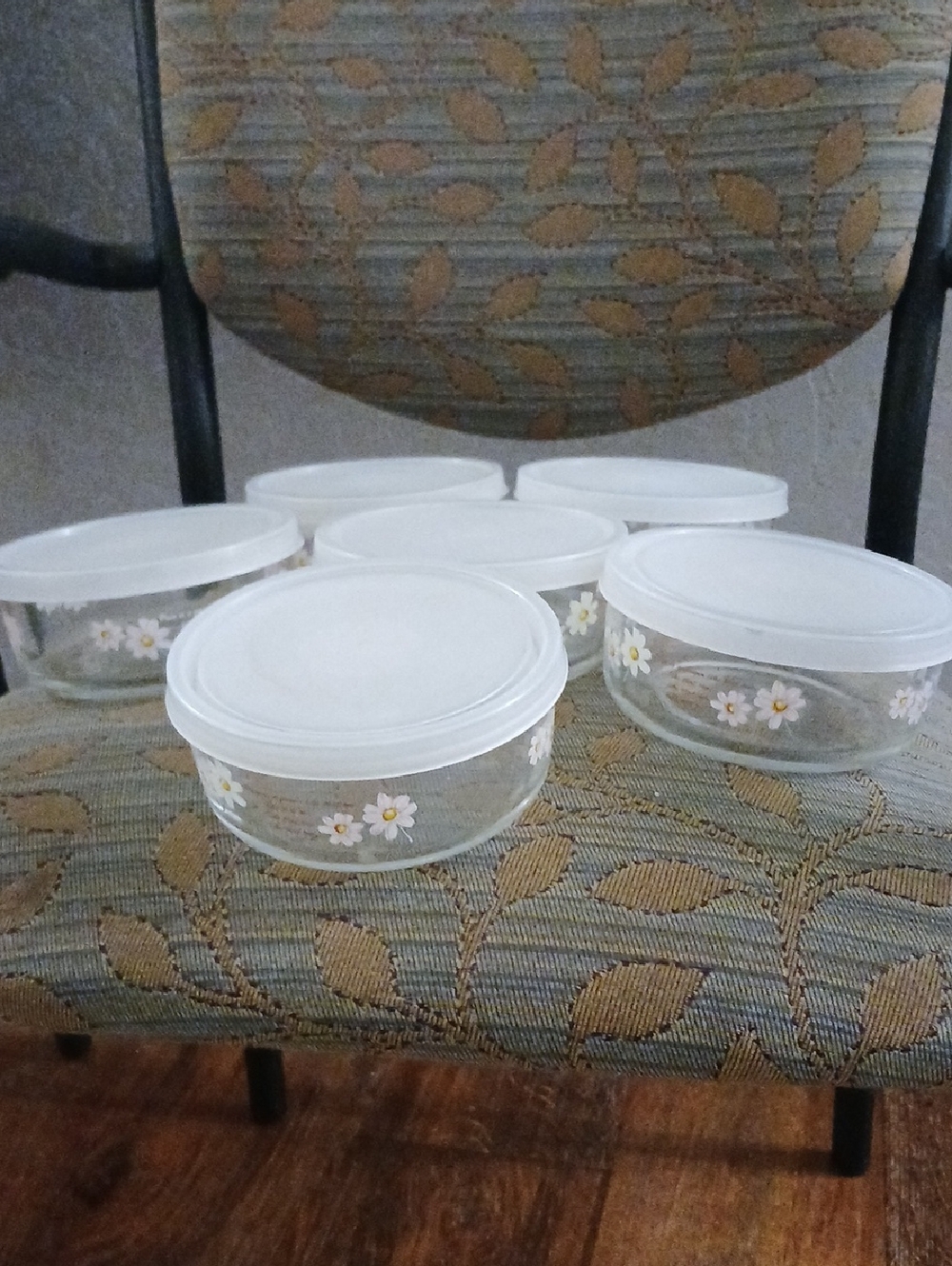 Daisy Glassware Storage Bowls with Daisy Prints and White Lids